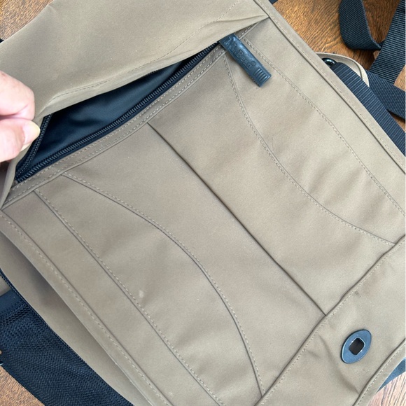 LLBEAN Traveler bag, converts to shoulder or backpack. #0MS45. Versatile, Unisex - Picture 9 of 14